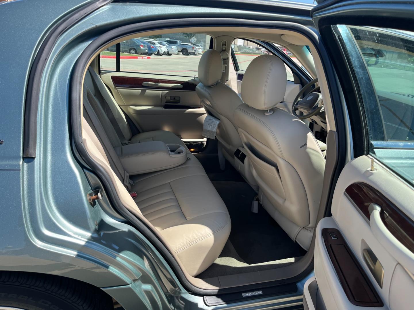 2004 green /TAN Lincoln Town Car Signature (1LNHM81W84Y) with an 4.6L V8 SOHC 16V engine, 4-Speed Automatic Overdrive transmission, located at 14700 Tomball Parkway 249, Houston, TX, 77086, (281) 444-2200, 29.928619, -95.504074 - Photo#12